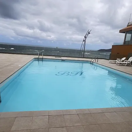 En Primera Linea De Playa Y Vistas Al Mar Y Piscina Apartman