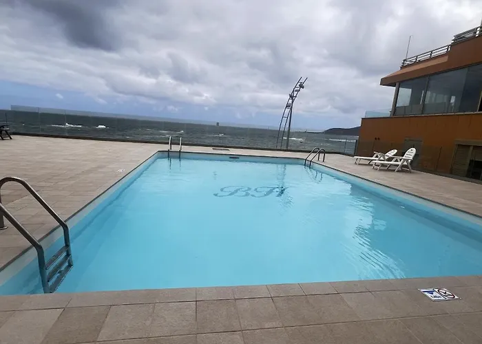 En Primera Linea De Playa Y Vistas Al Mar Y Piscina דירה